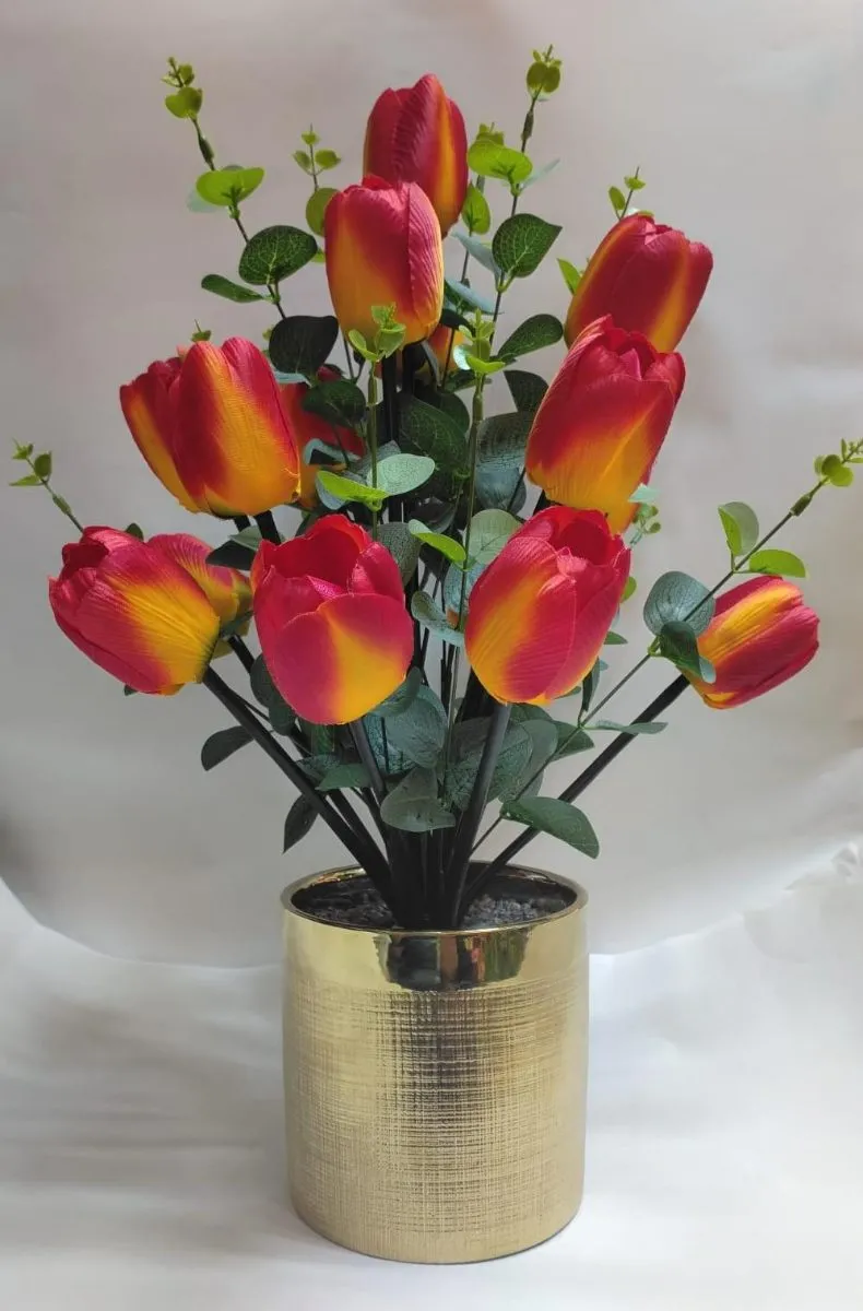 Arreglo de tulipanes MIDE APROX 45 CM