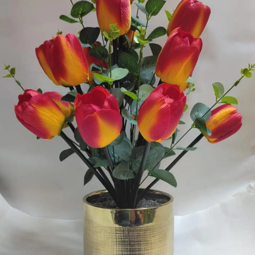 Arreglo de tulipanes MIDE APROX 45 CM
